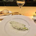 ラ メーラ - そら豆とペコリーノチーズ。ワインがすすみます。