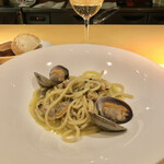 ラ メーラ - 今日はボンゴレビアンコ。やっぱり出汁が美味しい。めちゃくちゃ美味しい。合わせてくれたワインは中部イタリアのアドリア海側のワインだそうで、すごく美味しかった。