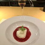 ラ メーラ - パンナコッタのベリーのソースとデザートワインのさくらんぼの風味が最高に合いました。