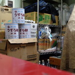 ラーメン二郎 - 後ろを見ると！おっと～デカイ缶詰めだったのか