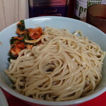 ラーメン二郎 - 麺にピリ辛にら