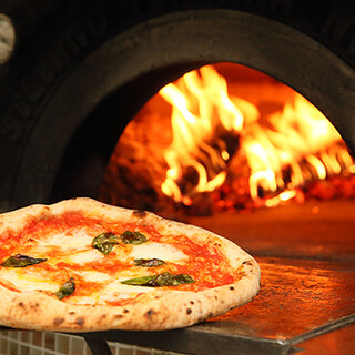 Traditional Neapolitan pizza with carefully selected ingredients and cooking utensils.