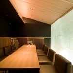 GINPA - スタイリッシュなガラスアートの輝く個室空間