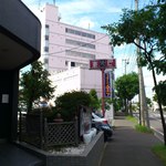 東巴 - この看板が目印です（２０１２年９月）。