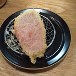 とんかつ成蔵 - ラスト一切れでも これだけ良い状態。
      この提供方法と成蔵さんの流儀はマッチしてますね。