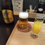 とんかつ成蔵 - ビール。と 定食付属のオレンジジュース