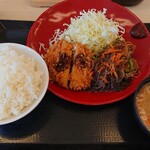 Katsuya - プルコギとメンチカツの合い盛り定食
                      
                      690円とはコスパいいですね