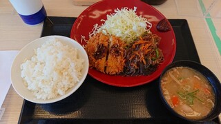 Katsuya - プルコギとメンチカツの合い盛り定食
                        
                        690円とはコスパいいですね