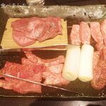 闇市 - Mセット（3,024円）
      テーマは“人気納得の4点盛り合わせ”
      （タン塩特上、特上カルビ、特上ロース、本日のおすすめの1品）