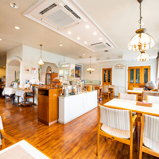 [Can be reserved] A stylish detached Western Cuisine Restaurants filled with the warmth of wood