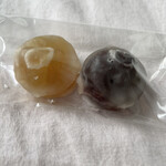 宝泉堂 - くしゃんと砂糖衣が粉々になった後から、豆！美味しいです！甘い！あ！黒い方があずき！すごくあずき！美味しいわ！甘い！白小豆も美味しいし丹波大納言小豆も美味しいー！ぽいっと一口サイズでこれがいちばん好き、