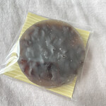 宝泉堂 - んー。これも美味しい。ふつうのあずきです。豆感が少し比べたら少し、弱いかな？寒天が多いのかな？砂糖衣がシャリシャリで美味です。