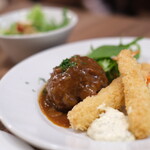 ル バー ラヴァン サンカンドゥ アザブ トウキョウ - ハンバーグとエビフライ2本デミソースランチ