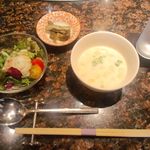 Ｃ．フォアグラ・グルメ丼　￥１０００　のサラダ＆スープ