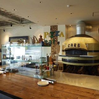 デートにはpizza釜を臨むカウンター席も人気！