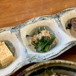 Hanabusa - 「海鮮胡麻漬け丼」
                        小鉢３点