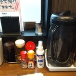 らーめん成川 - カウンター席上の調味料他❗️アルコール消毒液も有りやした❗️