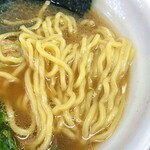 湘南ねぎ家 - 麺は少し細めの中太ウェーブ。