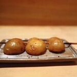 鳥しき - じゃがバター。下に敷いたバターの上にホクホクのじゃがいも！