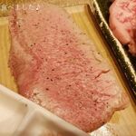 闇市 - 特上タンステーキは肉厚でGOOD。
      はさみで斬新に舌をきっちゃいましょう！！！