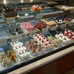 パティスリー タケモト - 店内のショーケース