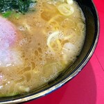 ラーメン 前原軒 - 見た目よりライトなスープ。