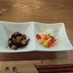 とんかつ成蔵 - 小鉢。これを先出ししてくれるのは ビール飲む人間にはありがたいね。