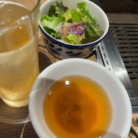 神楽坂焼肉 Kintan - セットのお茶 十六穀米 サラダ