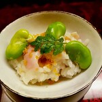 道人 - 「蛤とそら豆の飯蒸し」神を感じた一品。ワタを取った蛤の食感と美しさ、出しを纏ったお米、唐墨はこう使いたいです。