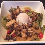 レストラン モモ - キノコと温泉卵のサラダ。
