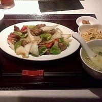 御膳房 六本木店 - 牛肉とたまねぎのサーチャジャン風味