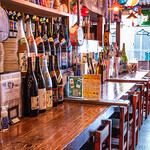 沖縄居酒屋 香の帆 - カウンター席も広めで、お一人様やカップルにもおすすめ。