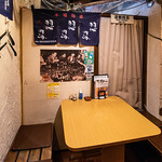 沖縄居酒屋 香の帆 - 小上がりテーブル席。8名様までご利用可