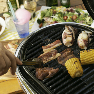 テラスのソファでゆったりBBQ！