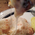 グルガオン - チーズクルチャの片割れを持ち上げると熱々のチーズがトロ～(*￣∇￣)ノ