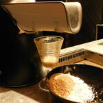 西麻布 焼肉 X - 胡麻油を作っているところ(TENコース)