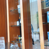 ウルフギャング・パック カフェ 愛知芸術文化センター店 - 私の席はこの棚でレジと仕切られてました