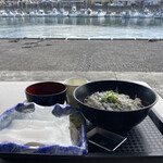 田子の浦港 漁協食堂 - シラスハーフ丼　¥800 
イカ刺し　¥350