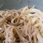 吉見屋食堂 - 蕎麦とうどんのあいもり・・・本当は川幅うどんと、普通のうどんの冷やしぶっかけを頼んだつもりになってましたが、店の人には蕎麦とうどんの、あいもり冷やしぶっかけと伝わってしまった・・・