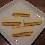 Pe Hai - クラッカーのチーズ乗せ　多分310円