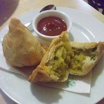 インドカレーレストランプルニマ - サモサ　/　ポテトと野菜が入ったサクサク衣のスナック