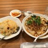 龍 刀削麵 - 酸辣刀削麺麺大盛＋半チャーハン