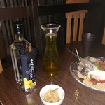 はなの舞 - 焼酎ボトルで緑茶割りと海鮮