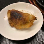 中華酒膳 幸龍 - 鉄板鍋貼餃子　440円