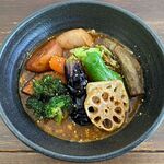 一文字カリー店 - ソーセージエッグスープカレーのアップ