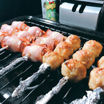 梅や - ウズラベーコンとつくね。アルミ箔巻いて焼きまーす