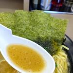 yokohamaiekeira-membukotsuya - 豚骨醤油ラーメンのスープ