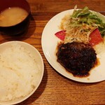 ハンバーグ専門店Hassaku - ご飯に味噌汁、サラダ付き♪近江牛使用の黄金比率ハンバーグ（150g）900円