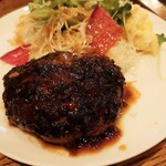 ハンバーグ専門店Hassaku - 表面はこんがりいい焼き色、ゴツゴツ肉肉しいハンバーグにフルーティーなりんごとオニオンの和風ソースがマッチ