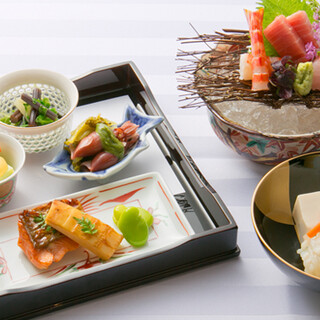 選りすぐりの旬素材を贅沢に使用した懐石料理をお楽しみください